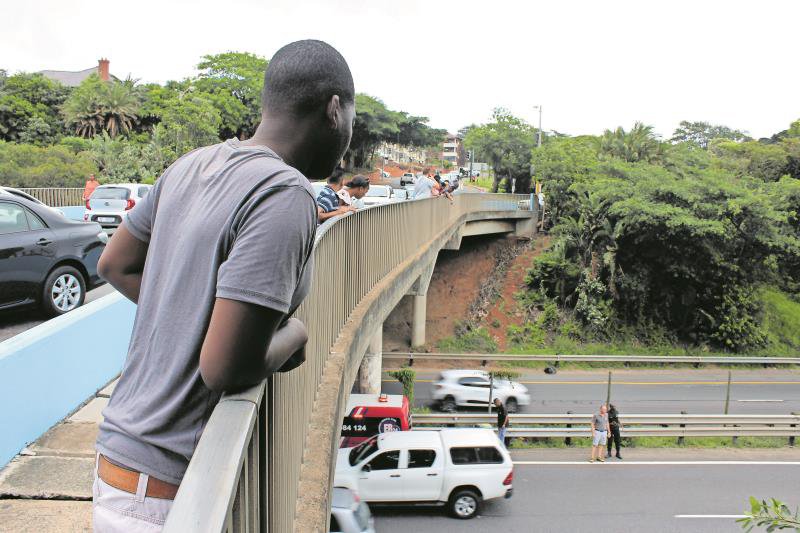 woman falls off n2 bridge