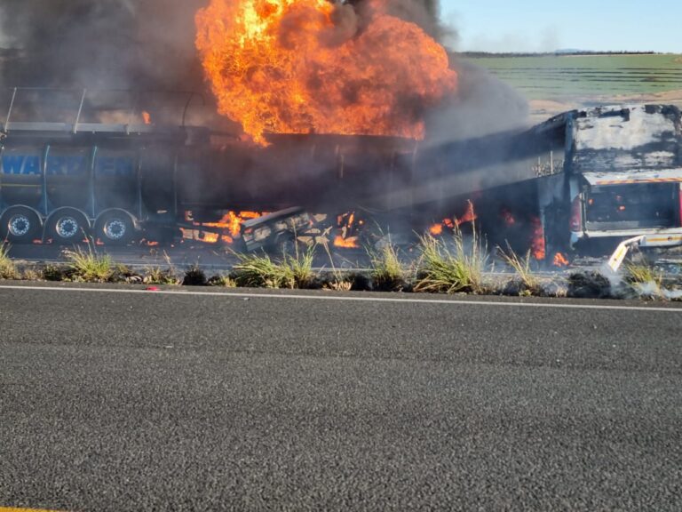 Tanker and bus on fire mooi river
